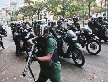 Δυνάμεις ασφαλείας έξω από το γραφείο της ανώτατης εισαγγελέως στην Βενεζουέλα